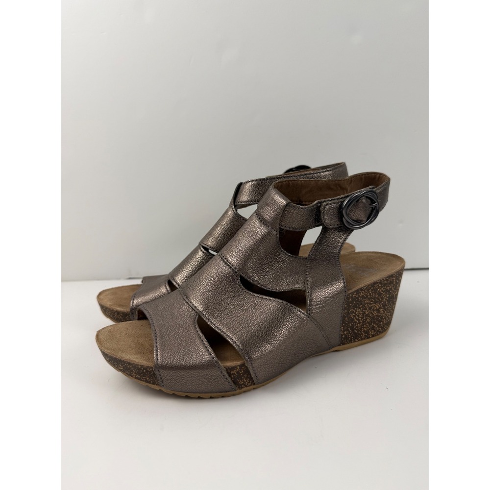 Dansko Metallic Pewter Leather Wedge Sandals Size 39 Strappy Buckle